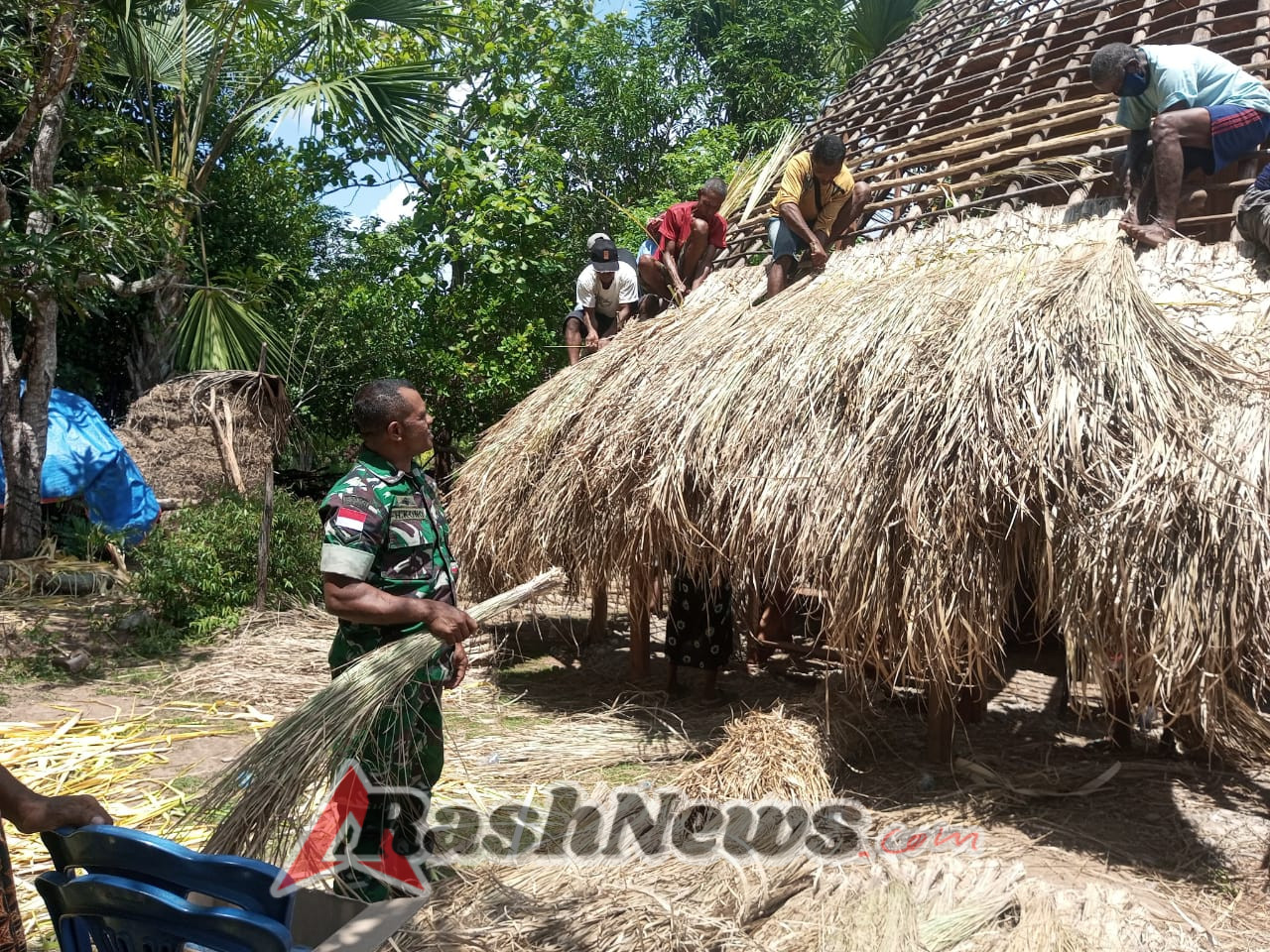 Bantu Atap Rumah Adat, Satgaster Pos Halibete II Tingkatkan Budaya Gotong Royong