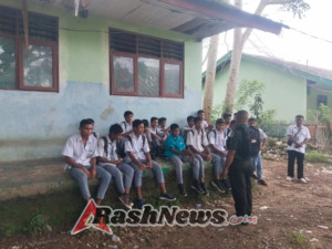 Babinsa Sertu Ananias Valentin Sambangi Siswa SMK Negeri 1 Waibakul untuk Pembinaan Wawasan Kebangsaan