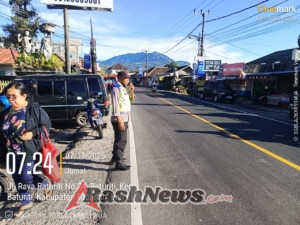 Atensi Kemacetan dan Laka, Polsek Baturiti Gelar Personil  Untuk Laksanakan Strong Point dan pengaturan arus lalin