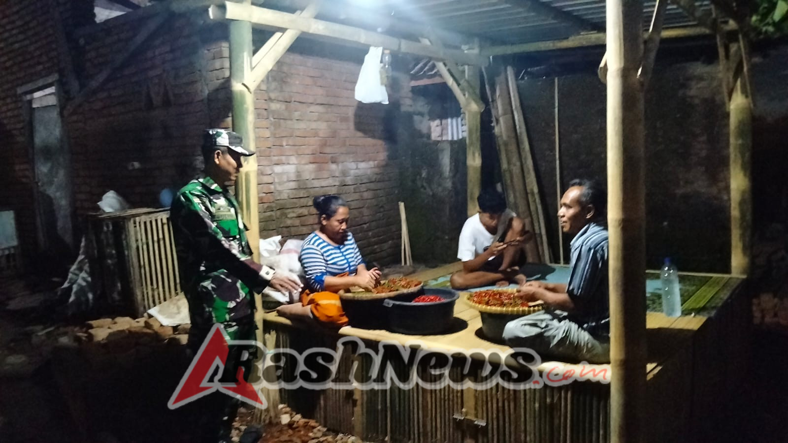 ‎Babinsa Koramil Masbagik Ajak Warga Aktif Beri Informasi demi Keamanan Wilayah