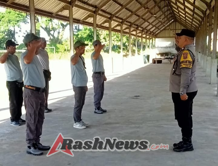 Bhabinkamtibmas Singakerta Memberikan Materi Pelatihan PBB Guna Meningkatkan Kemampuan Linmas