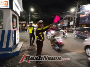 Tetap Layani Masyarakat Unit  Lantas Polsek Kuta Utara Atur Lalin Malam Hari
