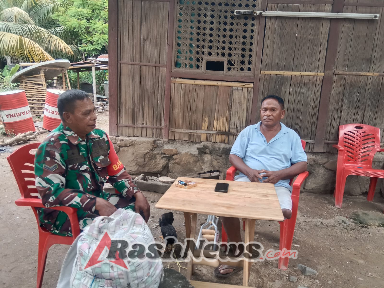 Babinsa Koramil 1602-04/Maurole Jalin Komsos dan Pamwil di Desa Nggesa, Wujud Nyata Kedekatan TNI dengan Rakyat