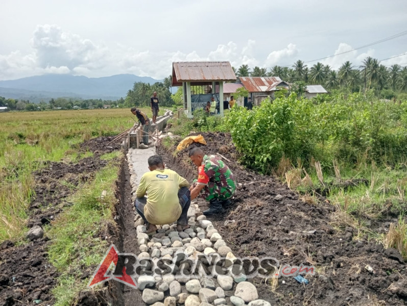 Pengecekan Saluran Irigasi Sepanjang 309 Meter, Babinsa dan Kelompok Tani Bersinergi Dorong Ketahanan Pangan