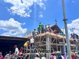 Wujudkan Gotong Royong, Satgas Pamtas Yonarhanud 2 Kostrad Renovasi Gereja Kapela Haumeniana