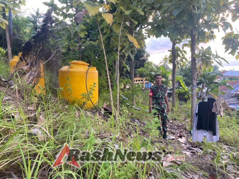 Tingkatkan Kesejahteraan Warga, Babinsa Turun Langsung Awasi Pembangunan Program Gizi Gratis di Pulau Ende