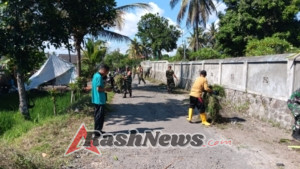 ‎Wujud Kepedulian Lingkungan, Koramil Aikmel Bersama Warga Lakukan Pembersihan Pemakaman