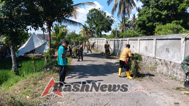 ‎Wujud Kepedulian Lingkungan, Koramil Aikmel Bersama Warga Lakukan Pembersihan Pemakaman