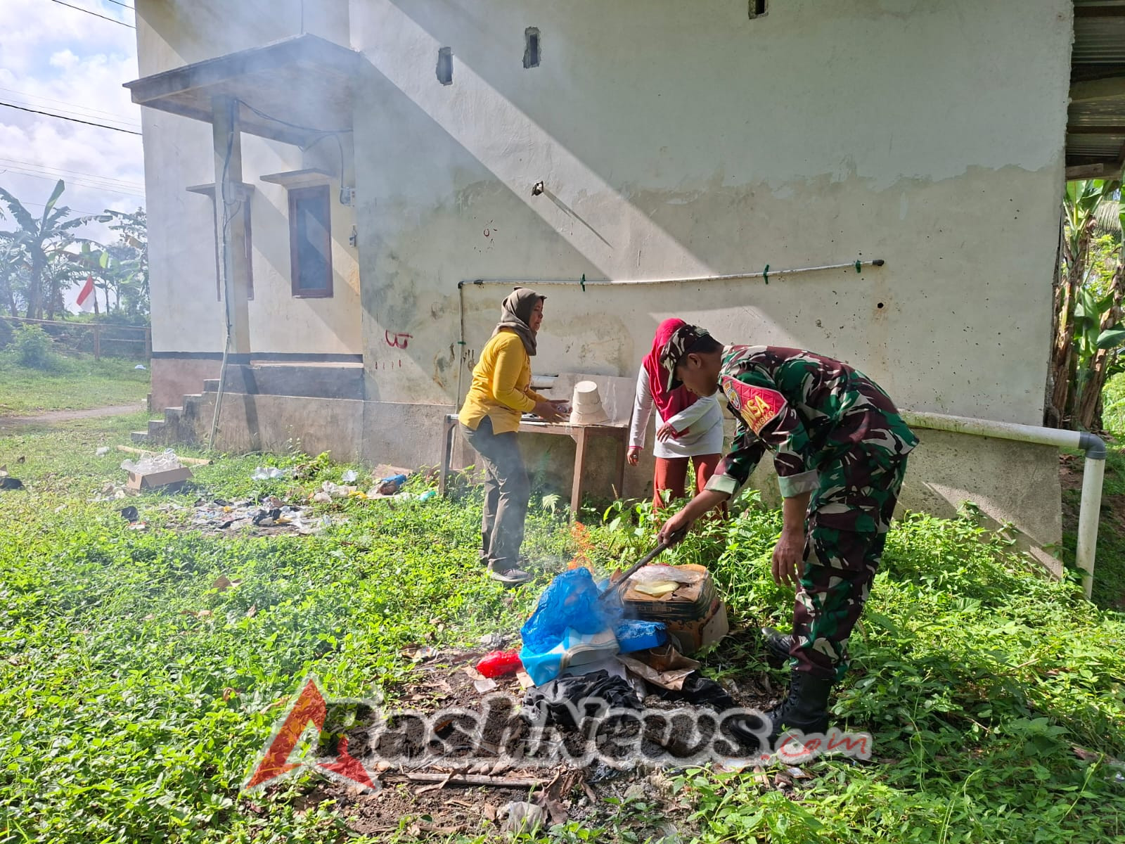 Babinsa Langko – Narmada Ajak Warga Longserang Jaga Kesehatan Lingkungan