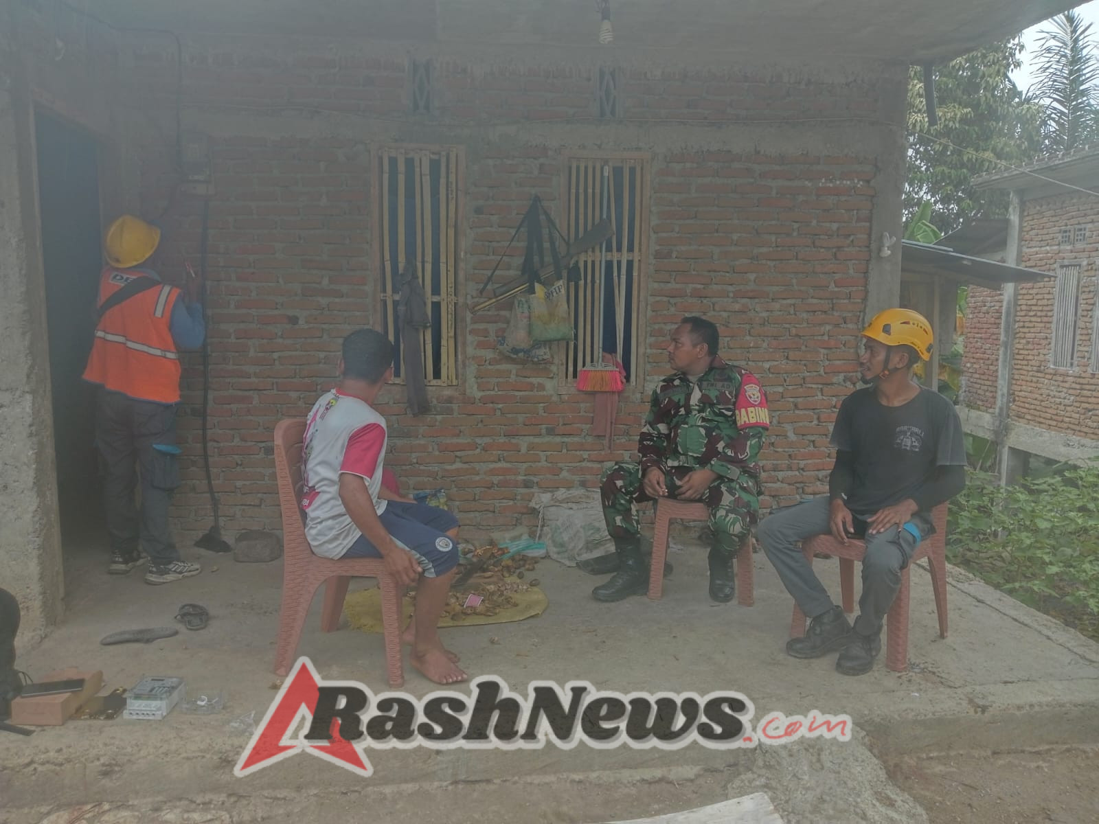 Babinsa Ende Bersilaturahmi dan Awasi Keamanan Wilayah di Desa Wolokaro