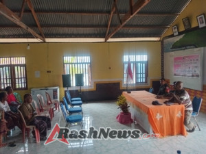 Dukung Program Pemerintah, Babinsa Koramil 1624-07/Nagawutung Hadiri Penyaluran BLT di Lamalera A