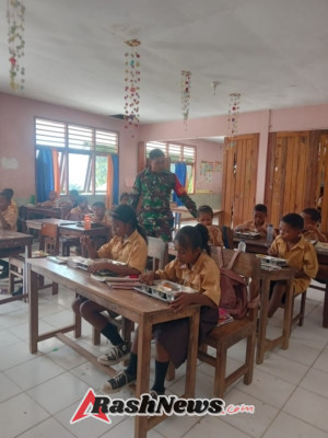 Babinsa Koramil 1624-05/Solor Pantau Penyaluran Makanan Bergizi Gratis di Sekolah