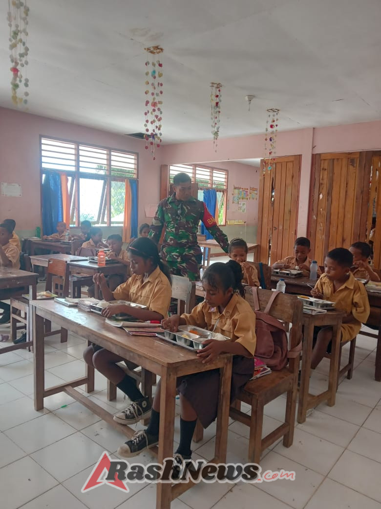 Babinsa Koramil 1624-05/Solor Pantau Penyaluran Makanan Bergizi Gratis di Sekolah