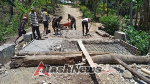 Kepedulian Babinsa Oh Aem Tercermin Dalam Karya Bakti