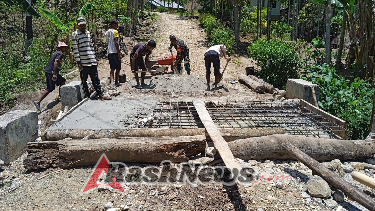 Kepedulian Babinsa Oh Aem Tercermin Dalam Karya Bakti