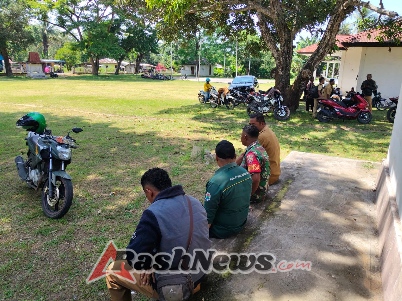 Kegiatan Komsos dan Pamwil Babinsa Ramil 1602-01/Ende Tingkatkan Sinergi dengan Staf Kecamatan