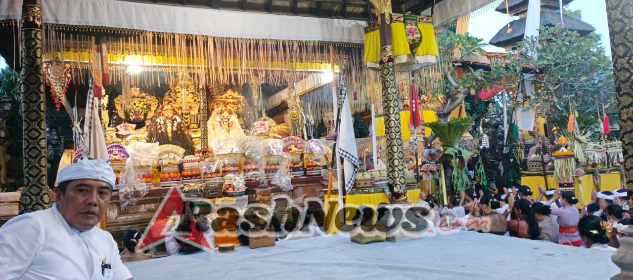 Harmonikan Hubungan dengan Masyarakat, Danramil 1616-02/Ubud Hadiri Piodalan di Penestanan Kaja