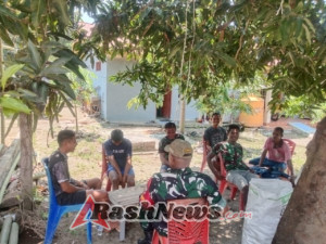 Babinsa Endemeningkatkan Kamtibmas dan Menyerap Aspirasi Masyarakat di Dusun Puumbara