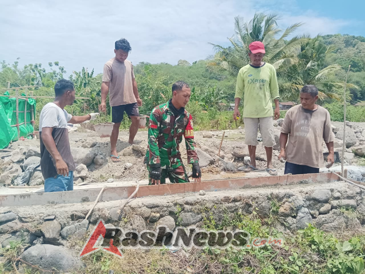 Sinergi TNI-Rakyat, Babinsa Rutin Lakukan Komsos dan Pemantauan Wilayah di Desa Mautenda Barat