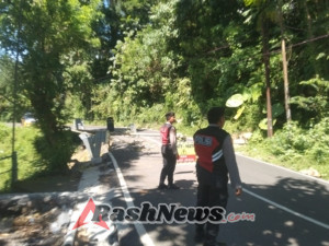 SAT SAMAPTA LAKUKAN PATROLI DAN PEMANTAUAN DAERAH RAWAN LONGSOR DI DESA BAKBAKAN