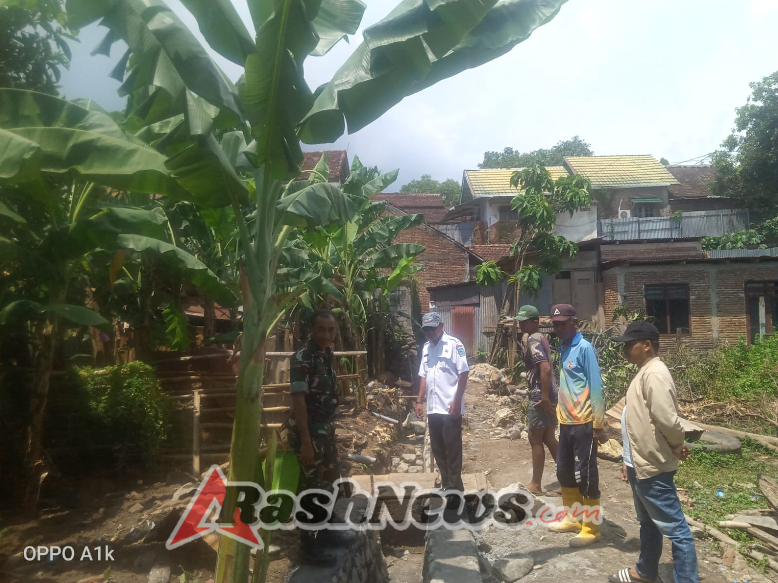 Babinsa Koramil 1614-01/Dompu, Pelda Tamrin, Pantau Pembangunan Infrastruktur dan Beri Arahan Kamtibmas