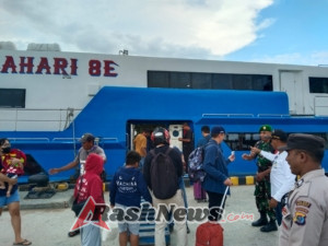 Koptu Alis Sinlae Laksanakan Monitoring Arus Kedatangan dan Keberangkatan Kapal di Rote Ndao