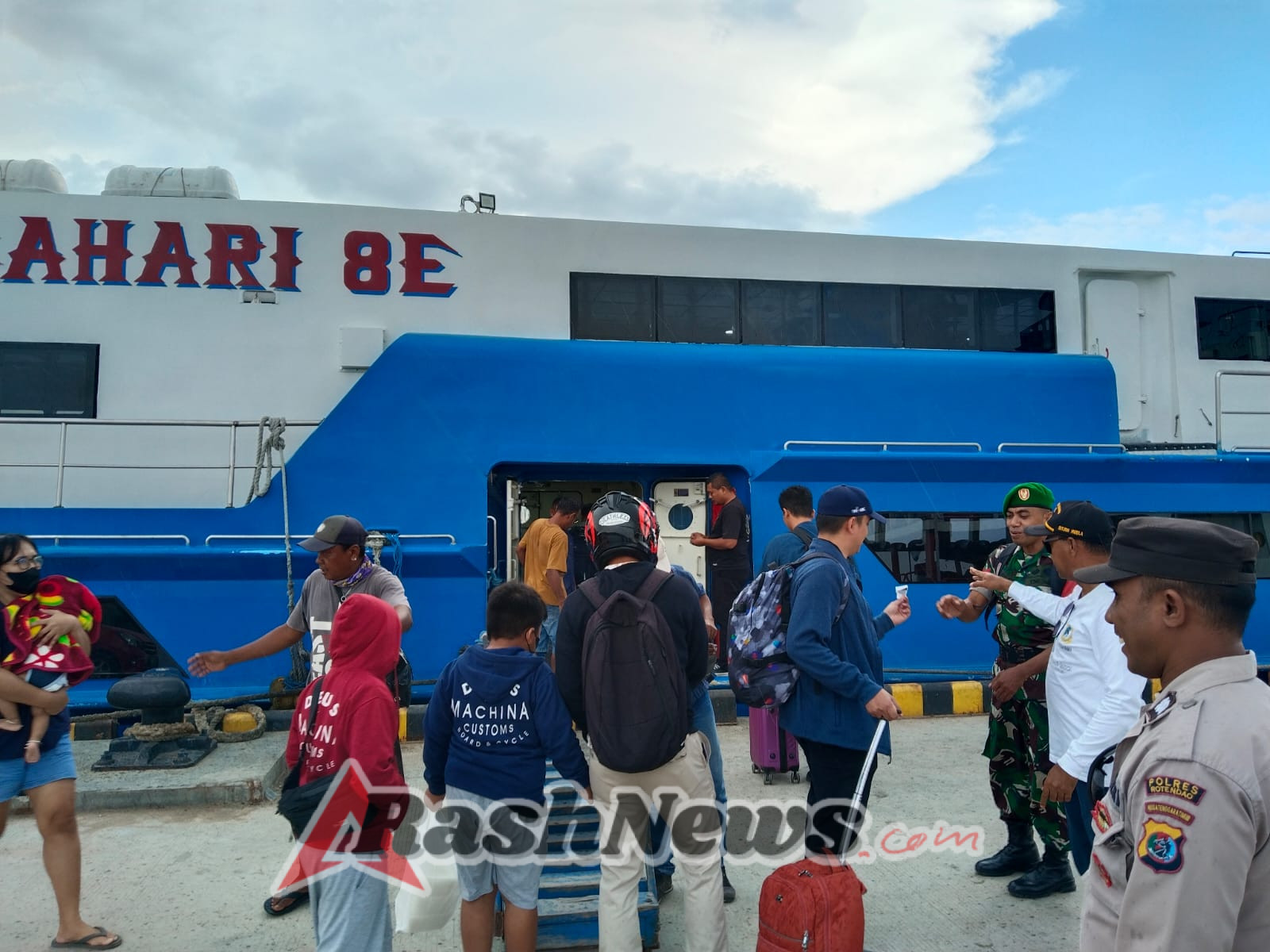 Koptu Alis Sinlae Laksanakan Monitoring Arus Kedatangan dan Keberangkatan Kapal di Rote Ndao