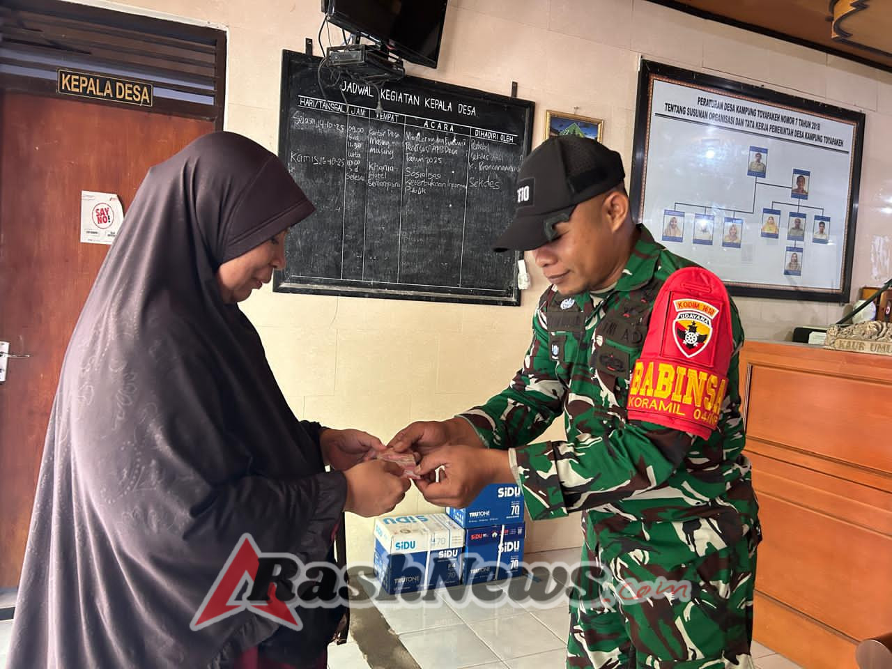 Turun Ke Wilayah Binaan, Sertu Nursam Muliadi Monitoring Pencairan BLT DD Di Desa Kampung Toyepakeh
