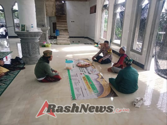 Bhabinkamtibmas Desa Budakeling Gelar Jumat Curhat Bersama Warga di Masjid Nurul Hayat