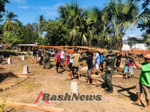 Serka Dominggus Lay Pimpin Babinsa Karera Bangun Rumah Warga Binaan di Sumba Timur
