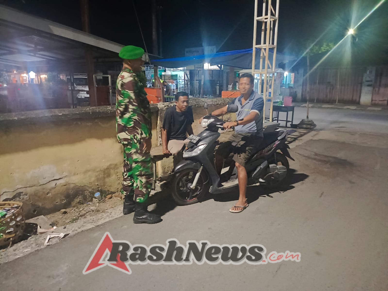 Serda Heriyanto Laksanakan Patroli Malam di Wilayah Koramil 1628-01/Taliwang
