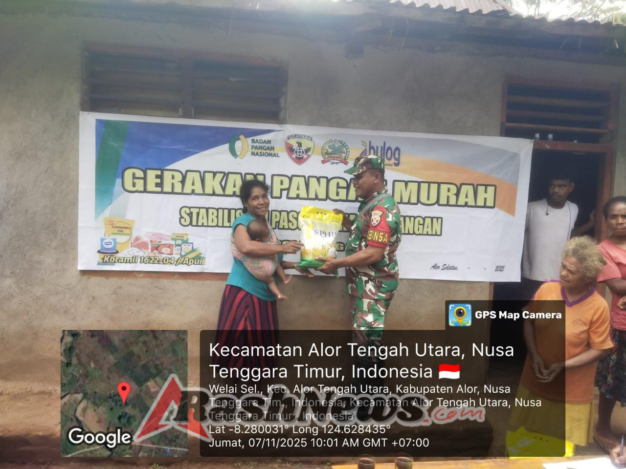 Beras Murah SPHP Disalurkan Babinsa untuk Warga Fuisama dan Tominuku