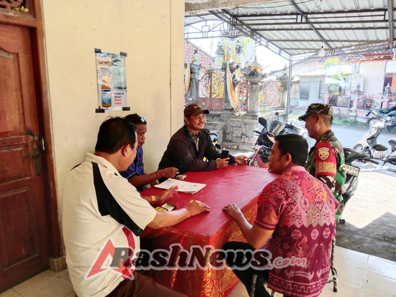 Babinsa Titab Gelar Komsos, Tingkatkan Silaturahmi dan Kewaspadaan Dini di Tengah Perubahan Cuaca Ekstrem