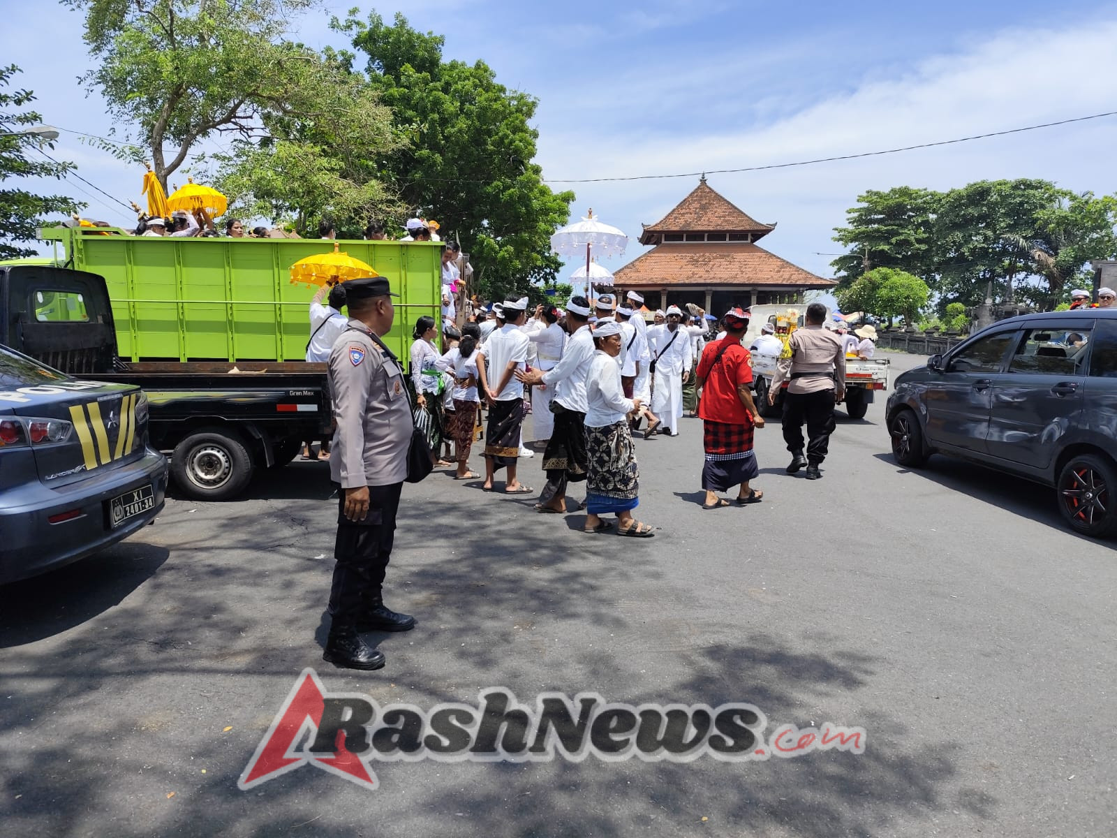 Bhabinkamtibmas Bersama Pecalang Desa Adat Pengamanan Kegiatan Di Desa Adat Segah