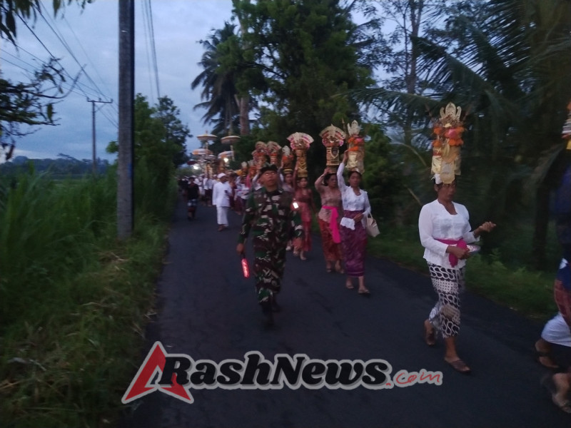 Babinsa Petak Hadir Menjaga Kelancaran dan Kekhidmatan Upacara Piodalan di Pura Gunung Mertha