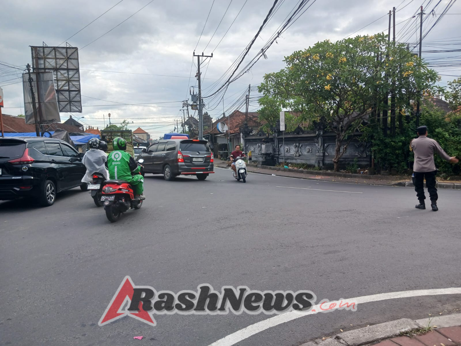 Responsif di Jam Sibuk, Polsek Abiansemal Gelar Pengaturan Lalu Lintas Sore Pada Jalur Padat Kendaraan