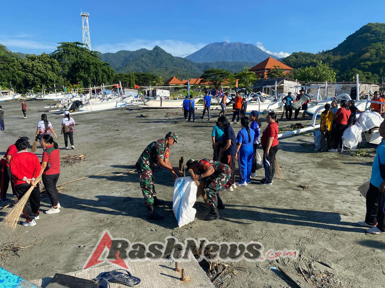 Babinsa Koramil 1623-05/Manggis Menunjukkan Sinergi antara TNI Dalam Kegiatan Karya Bakti.