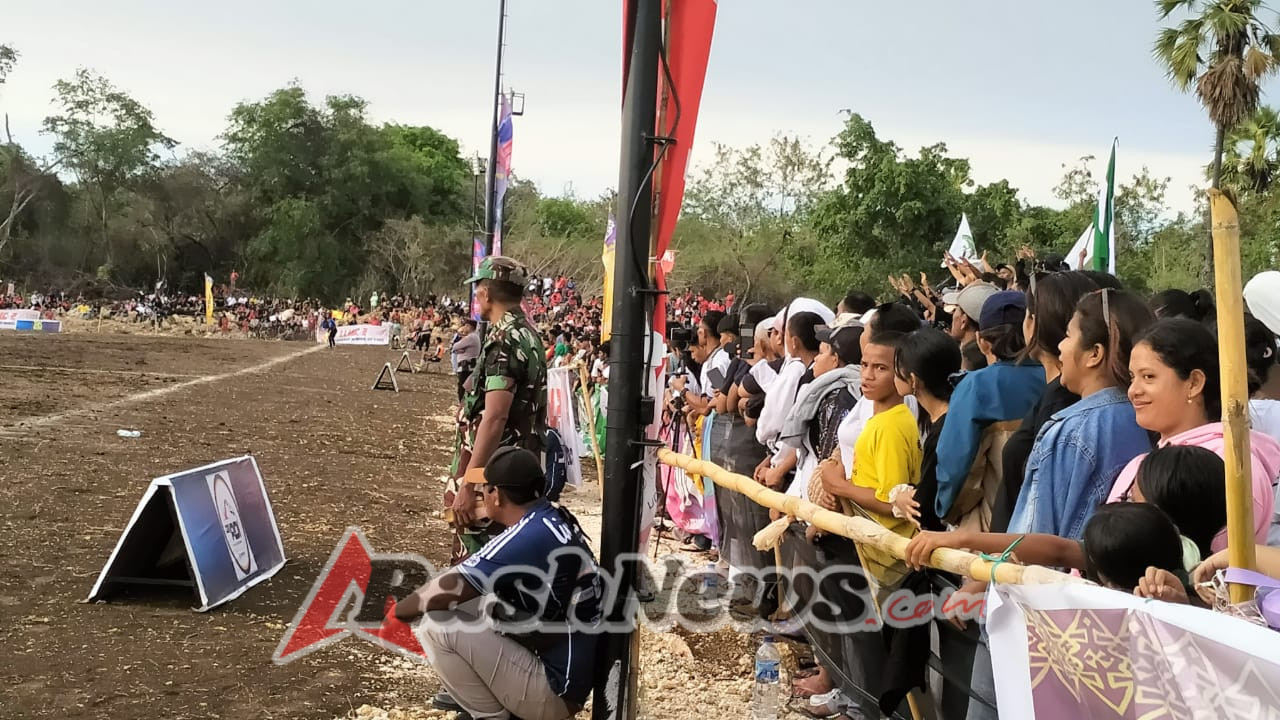 Ribuan Penonton Padati Stadion Semau Saksikan Final LLMC2