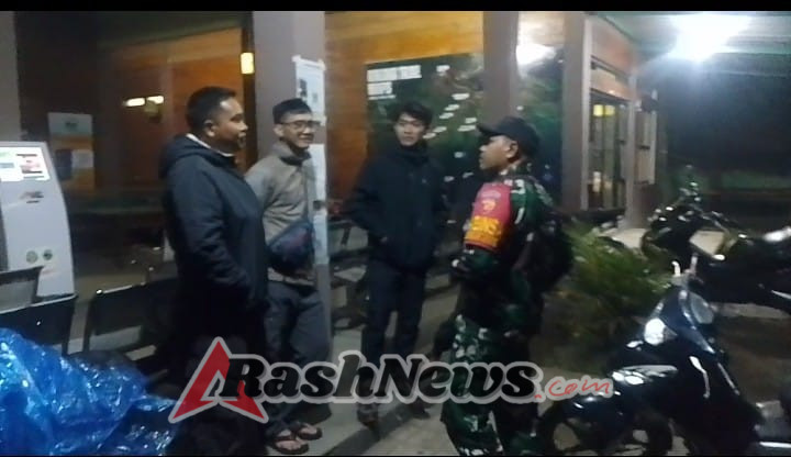 ‎TNI Terus Dekatkan Diri ke Masyarakat Lewat Patroli Malam di Desa Sembalun