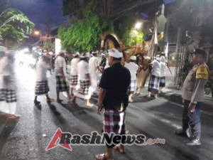 Bhabinkamtibmas Kelurahan Legian Laksanakan Cooling System dan Sambang di Pura Agung Desa Adat Legian