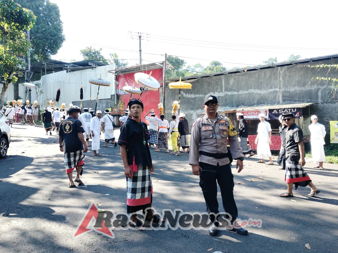 Bhabinkamtibmas Kelurahan Cempaga Bersinergi dengan Pecalang Amankan Upacara Adat Nyegara Gunung di Gunaksa, Bangli