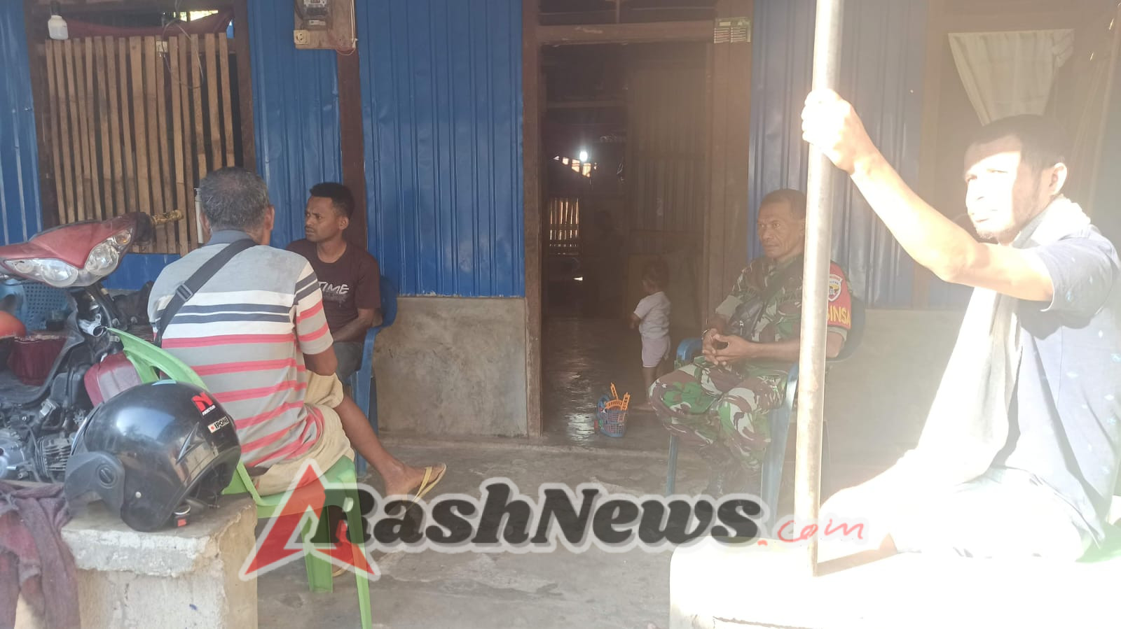 Babinsa Koramil Maurole Perkuat Kemanunggalan TNI-Rakyat melalui Komsos di Dusun Ratebobi