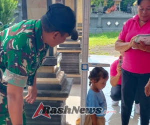 Dukung Program Gizi Anak, Babinsa Bagikan PMT Bergizi di Posyandu Desa Mendoyo Dangin Tukad