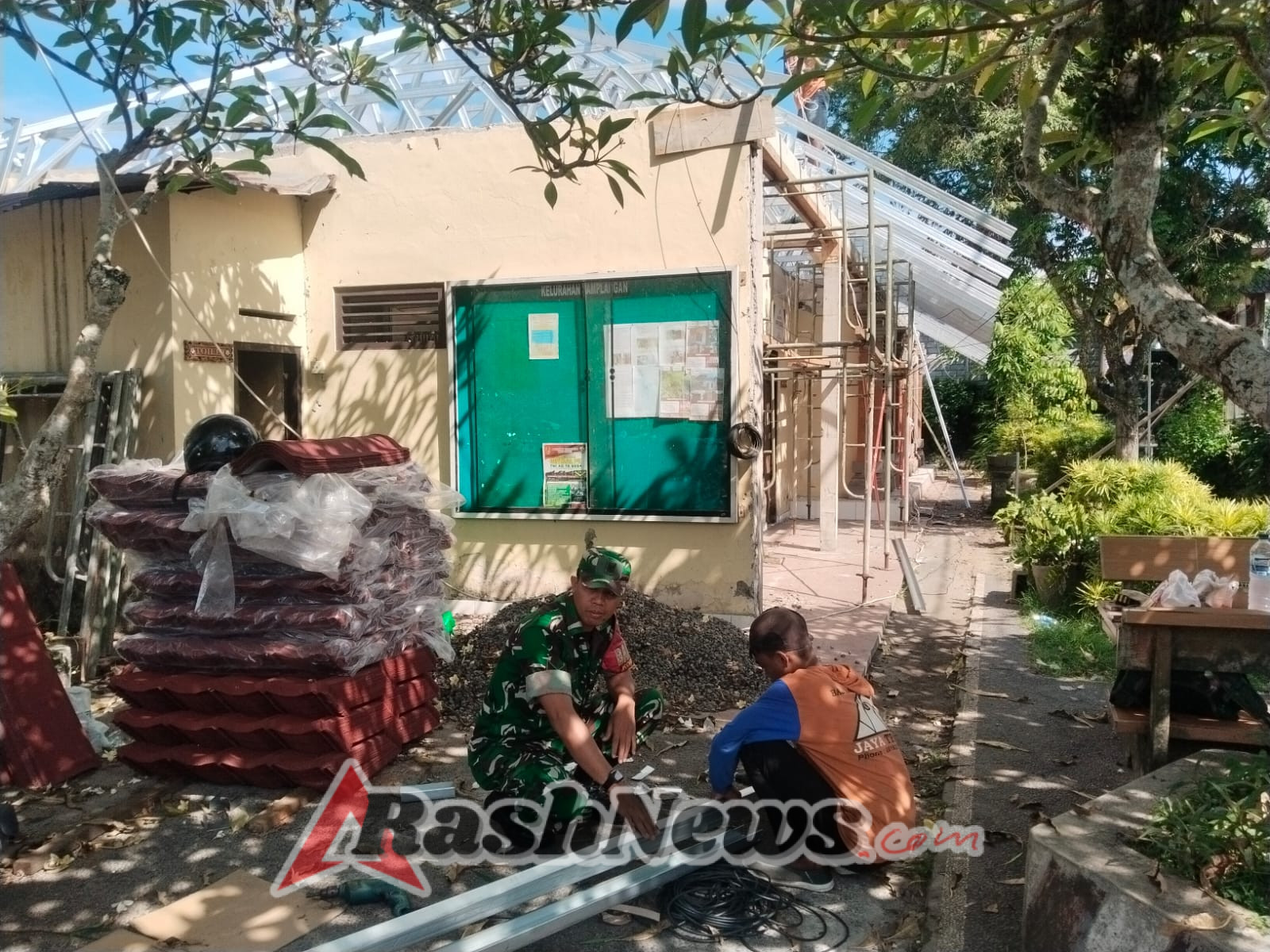 Babinsa Samplangan Hadir di Tengah Pekerja, Pastikan Renovasi Kantor Lurah Berjalan Aman dan Lancar