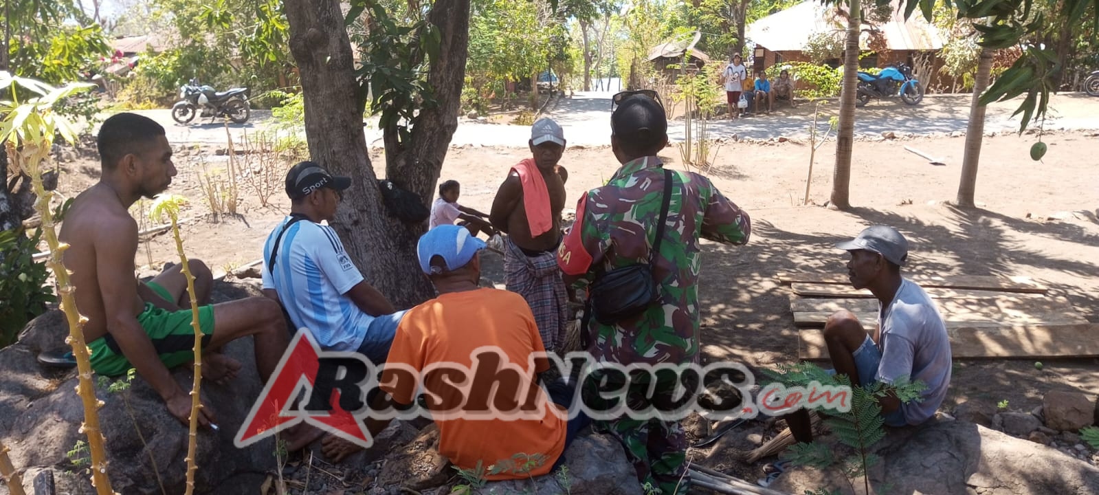 Babinsa Koramil 1624-04/Omesuri Gelar Komsos dengan Warga Desa Mahal