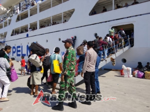 Babinsa Koramil 1624-03/Lewoleba Laksanakan Pengamanan di Pelabuhan PELNI Lewoleba