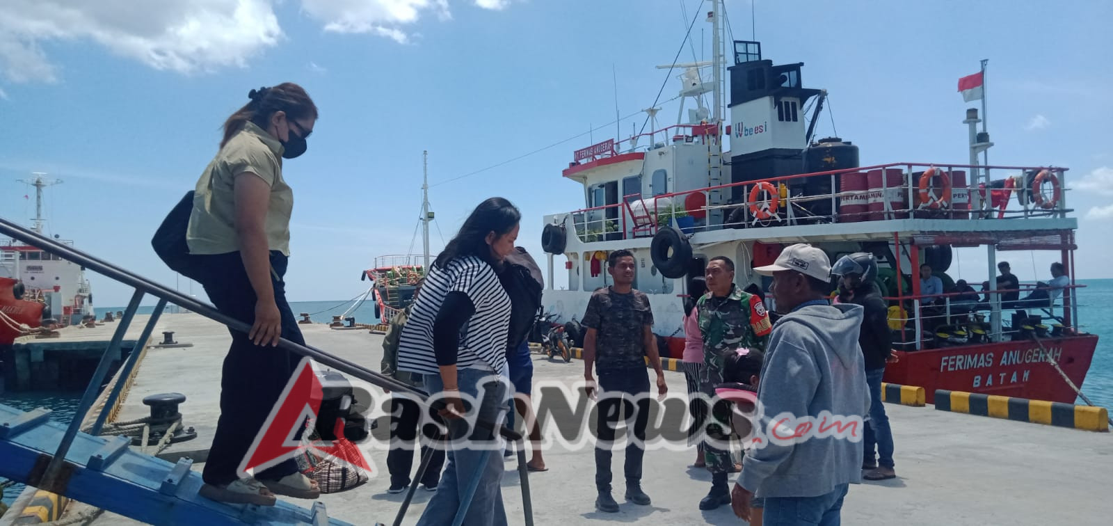 Kapal Express Bahari 8E Tiba dan Berlayar Lancar, Babinsa Pastikan Situasi Aman di Pelabuhan Ba’a