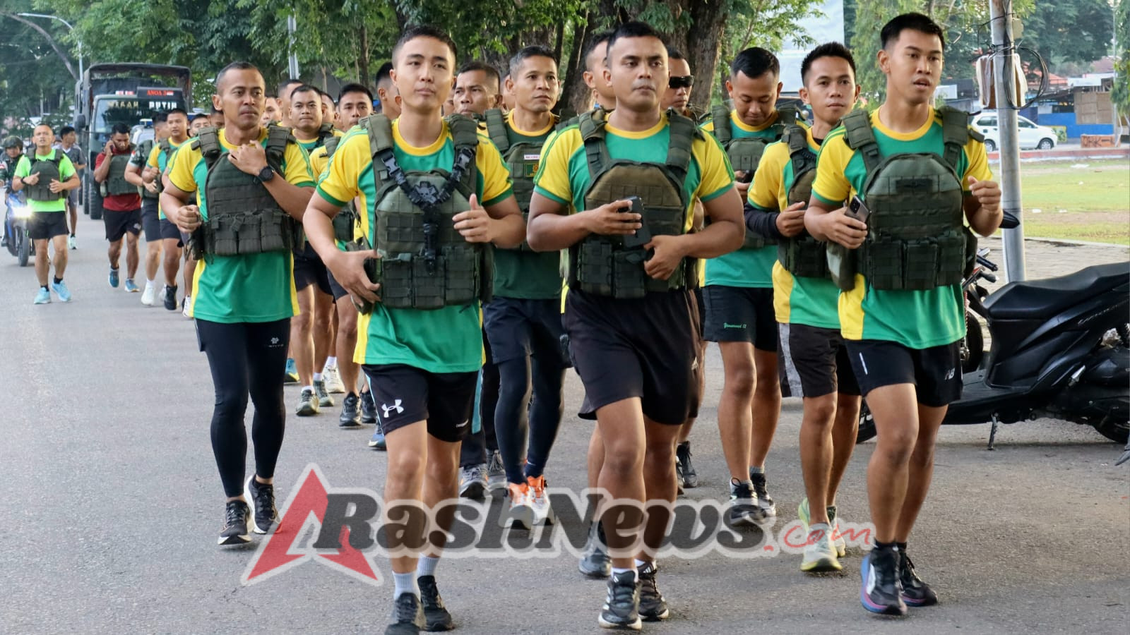 Satgas Pamtas Yonarmed 12 Kostrad Gelar Lari Pagi Gunakan Body Vest Baja di Alun Kota Atambua