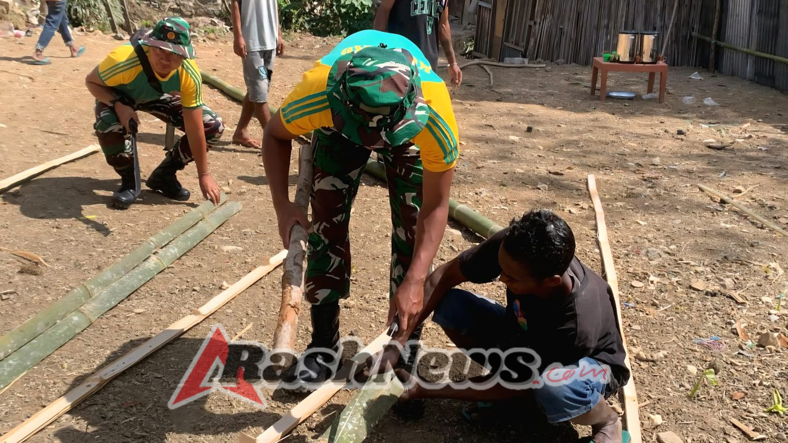 Satgas Pamtas Yonarmed 12 Kostrad Bantu Warga Lakmaras Persiapkan Tradisi Sambut Baru