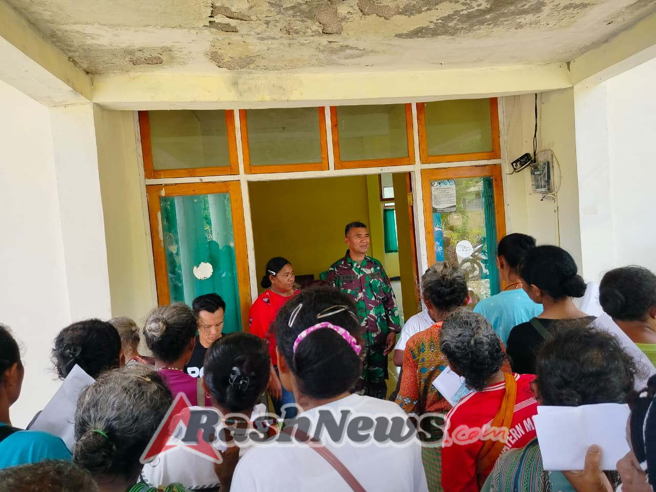 Sinergi TNI dan Pemerintah, Babinsa Awasi Penyaluran SEMBAKO dan BLT Kesra Aman dan Tertib